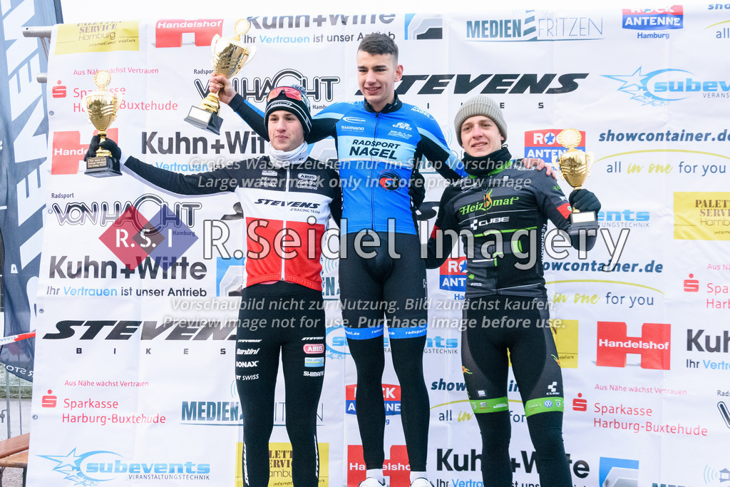Radsport, 14. Lauf - Bikebeat Cyclo-Cross Bundesliga 2022/23 und 43. Harburger Weihnachtspreis im Stevens Cup 2022, Schwarzenbergplatz (Hamburg-Harburg), 18.12.2022 | Aus dem Rennen 6 / Männer Elite (Lizenzfahrer): Die Sieger mit Pokalen vor der Sponsorenwand. 

v.l.n.r. (2., 1., 3.): 
Fynn Termin (#22, STEVENS Racing Team U23), 
Silas Koech (#17, Radsport Nagel CX Team), 
Jasper Levi Pahlke (#13, Heizomat Radteam p/b Kloster Kitchen)