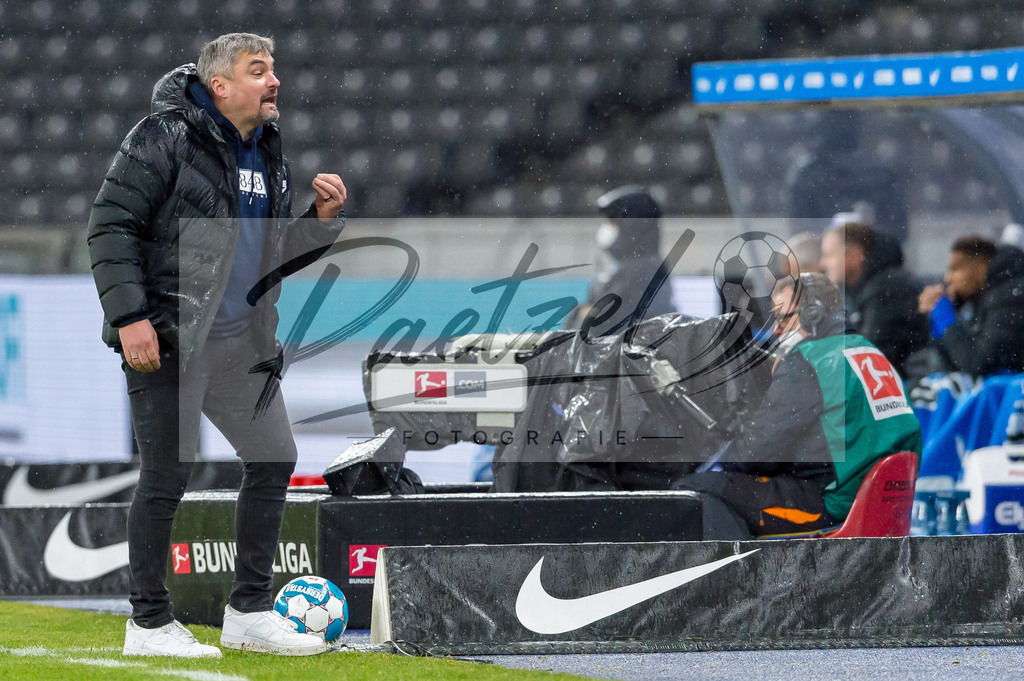 HERBOC20220204_278 | Fussball, Herren: Trainer Thomas Reis (VfL Bochum) gestikuliert, Gestik bei dem Spiel der 1. Bundesliga zwischen Hertha BSC und VfL Bochum im Olypiastadion am 04.02.2022 in Berlin, Deutschland.DFB / DFL REGULATIONS PROHIBIT ANY USE OF PHOTOGRAPHS AS IMAGE SEQUENCES AND/OR QUASI-VIDEO. - Realisiert mit Pictrs.com