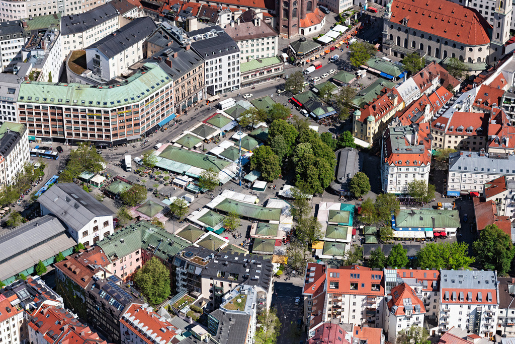 dr__0063648.jpg | MüNCHEN 29.04.2025 Verkaufs- und Imbißstände und Handelsbuden auf dem Viktualienmarkt in München im Bundesland Bayern, Deutschland. // Sale and food stands and trade stalls in the market place on Viktualienmarkt in Munich in the state Bavaria, Germany. Foto: Daniel Reiter