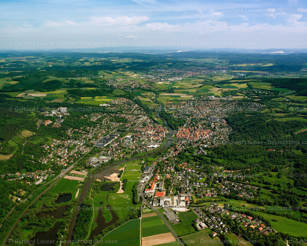 2524662 | ROTENBURG AN DER FULDA 01.08.2005 Stadtansicht vom Innenstadtbereich mit dem Stadtrand angrenzend an landwirtschaftliche Feldern  in Rotenburg an der Fulda im Bundesland Hessen, Deutschland // City view from the downtown area with the outskirts with adjacent agricultural fields  in Rotenburg an der Fulda in the state Hesse, Germany Foto: Gerhard Launer