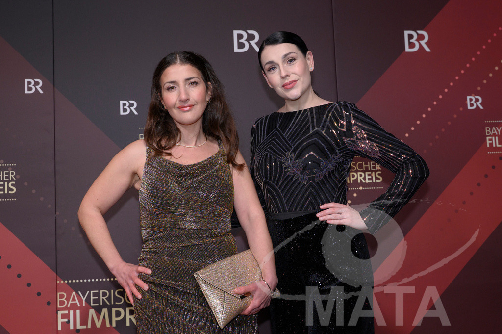 _DWI4768 | Gonca de Haas und Anita Eichhorn bei der Verleihung des 47. Bayerischen Filmpreises 2026  im Prinzregententheater. München, Deutschland. Der Bayerische Filmpreis wird seit 1979 von der Bayerischen Staatsregierung verliehen, um die Bedeutung des Kinofilms als Kulturgut herauszustellen - Realisiert mit Pictrs.com