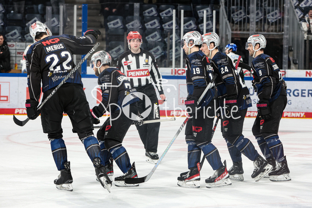 Nuernberg ICE Tigers - Augsburger Panther | Jubel der ICE Tigers nach dem Treffer zum 6-3 durch Andrew BODNARCHUK (NIT #71)