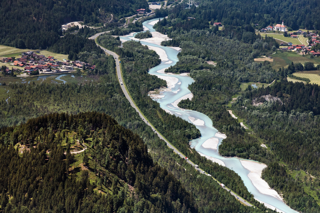 dr__0100936.jpg | PINSWANG 13.06.2023 Mäandernder, serpentinenförmiger Fluß- Kurvenverlauf des Lech in Pinswang in Tirol, Österreich. 
