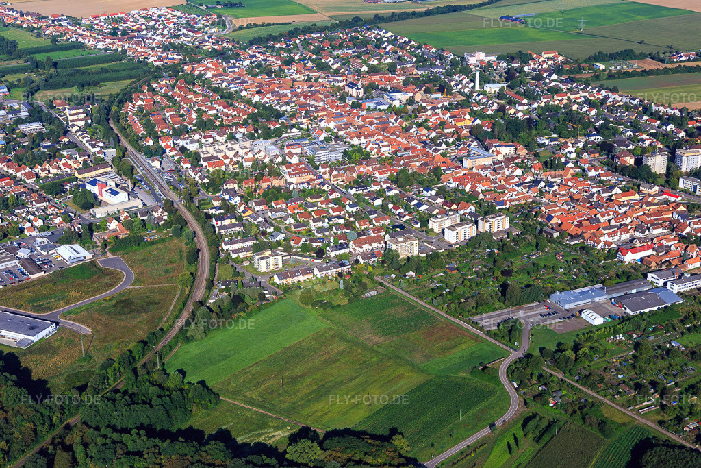 Luftbild: Stadtübersicht aus Osten in Kandel im Bundesland Rheinland-Pfalz in Deutschland. Foto: IMG_094014.jpg vom 23.08.2016 durch Werner Riehm/FLY-FOTO.de