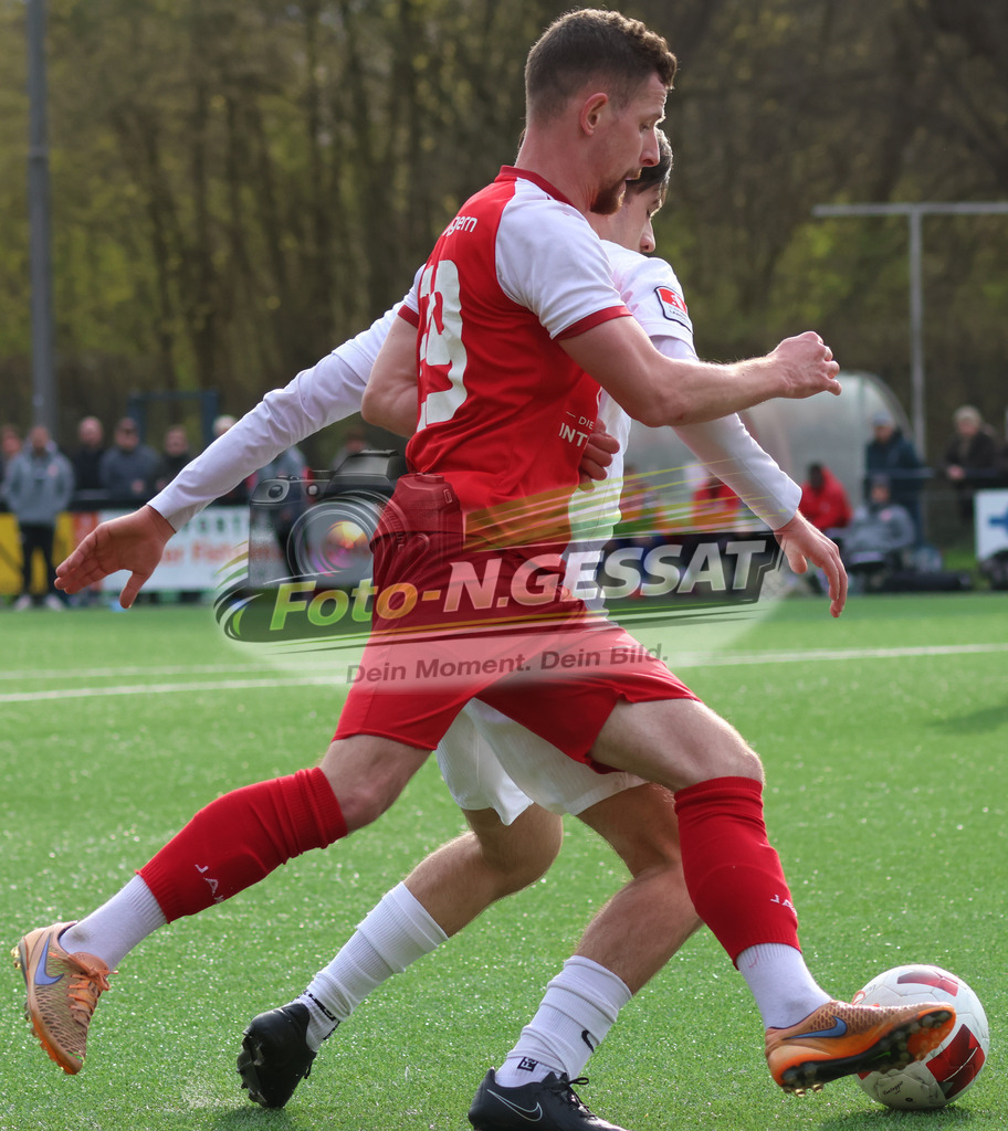 FC RW Kirchlengern - Post TSV Detmold | Auf dem Bild zu sehen: Rot FC RW Kirchlengern: Artem Panasenkov ; Weiß Post TSV Detmold: Marios AliprasitisFC RW Kirchlengern, Post TSV Detmold, Saison 25/26, Landesliga, Deutschland - Realisiert mit Pictrs.com