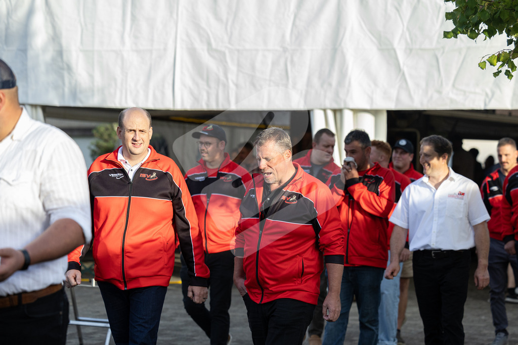 ESAF2025_Empfang_8308 | Die Schwinger des Schwyzer Kantonalen Schwingerverbandes: Fotos, die Dynamik und Leidenschaft festhalten, sowie emotionale Momente aus dem traditionellen Schwingsport zeigen. - Realisiert mit Pictrs.com