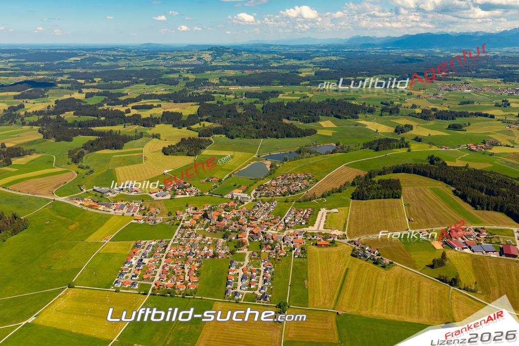 Das Luftbild zeigt :  Wald - Die Luftaufnahme wurde 2024 vom UL-Flugzeug aus erstellt ( keine Drohne ) - Hochauflösende Luftaufnahme - Für grossformatige Ausdrucke geeignet. Die Geschenkidee !Mit Lizenz und Bildrechte bestellbar