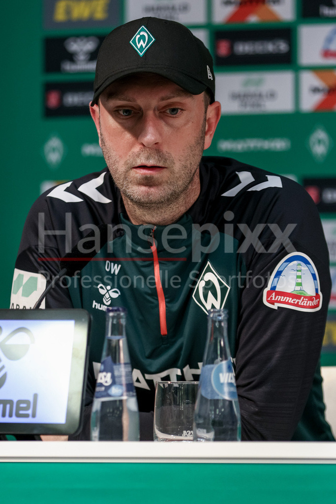 Fussball, Bundesliga, SV Werder Bremen - FC St. Pauli | Ole Werner (Trainer, Cheftrainer, SV Werder Bremen) während der Pressekonferenz , Portrait, Nahaufnahme, Einzelfoto, Einzelbild, DIE DFL-RICHTLINIEN UNTERSAGEN JEGLICHE NUTZUNG VON FOTOS ALS SEQUENZBILDER UND/ODER VIDEOÄHNLICHE FOTOSTRECKEN. DFL REGULATIONS PROHIBIT ANY USE OF PHOTOGRAPHS AS IMAGE SEQUENCES AND/OR QUASI-VIDEO.