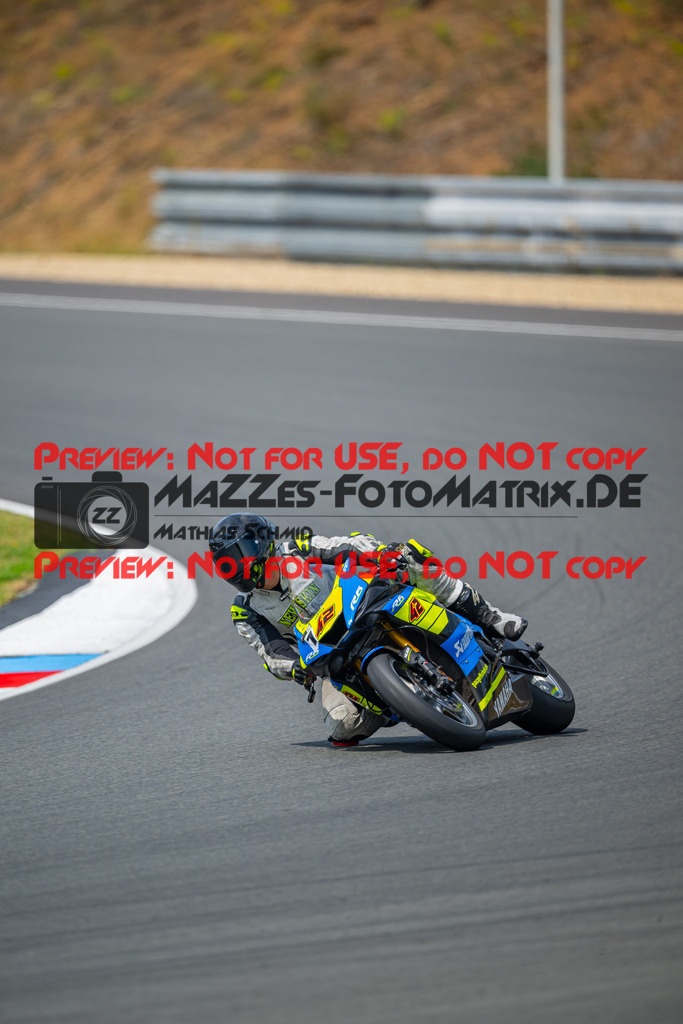 MaZZes-Fotomatrix-20260801-460309 | WEISS