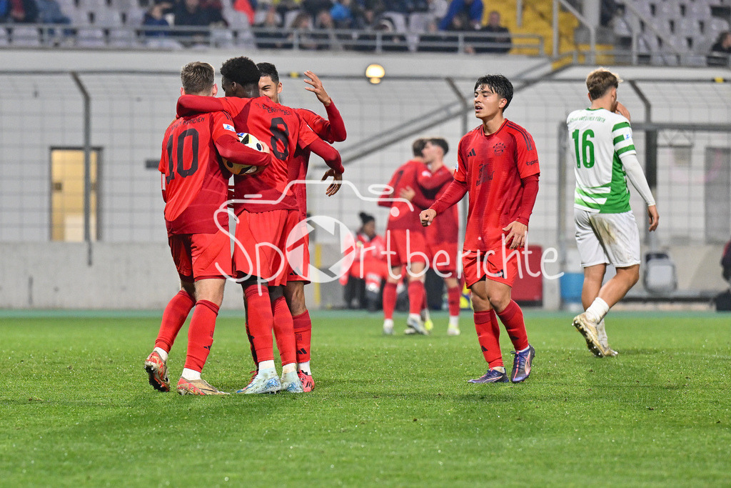 FC Bayern Amateure - SpVgg Greuther Fürth II | Jubel der kleinen Bayern nach dem Treffer zum 2-0 durch Noel ASEKO NKILI (FC Bayern München II #8) / Freude / happy / Tor / torschuetze / Regionalliga Bayern: FC Bayern Muenchen II - SpVgg Greuther Fuerth II, Gruenwalder Stadion am am 29.10.2024