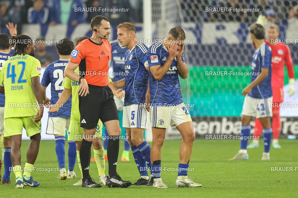1_S04BER_20250801_3439.JPG -  - FC Schalke 04 - Hertha BSC Berlin - 2. Bundesliga | Gelsenkirchen, Deutschland, 01.08.25: Nikola Katic (FC Schalke 04) erhält die gelb rote Karte waehrend des Spiels der 2. Bundesliga zwischen FC Schalke 04 - Hertha BSC Berlin in der Veltins-Arena am 01. August 2025 in Gelsenkirchen, Deutschland. (Foto von Stefan Brauer/Brauer-Fotoagentur)DFB/DFL REGULATIONS PROHIBIT ANY USE OF PHOTOGRAPHS AS IMAGE SEQUENCES AND/OR QUASI-VIDEO.