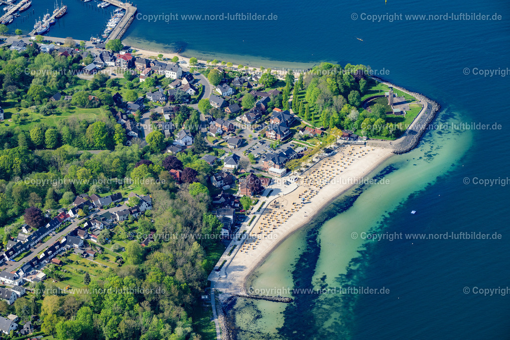 Kiel_Heikendorf_Strand_Uboot_Ehrenmal_ELS_2927140523 | HEIKENDORF 01.05.2024 Wohngebiets- Siedlung mit Strand und U-Boot -Denkmal an der Kieler Förde in Heikendorf im Bundesland Schleswig-Holstein, Deutschland. Weiterführende Informationen bei: Kiel-Marketing GmbH. // Residential settlement with beach and submarine monument on the Kieler Foerde in Heikendorf in the state Schleswig-Holstein, Germany. Further information at: Kiel-Marketing GmbH. Foto: Martin Elsen