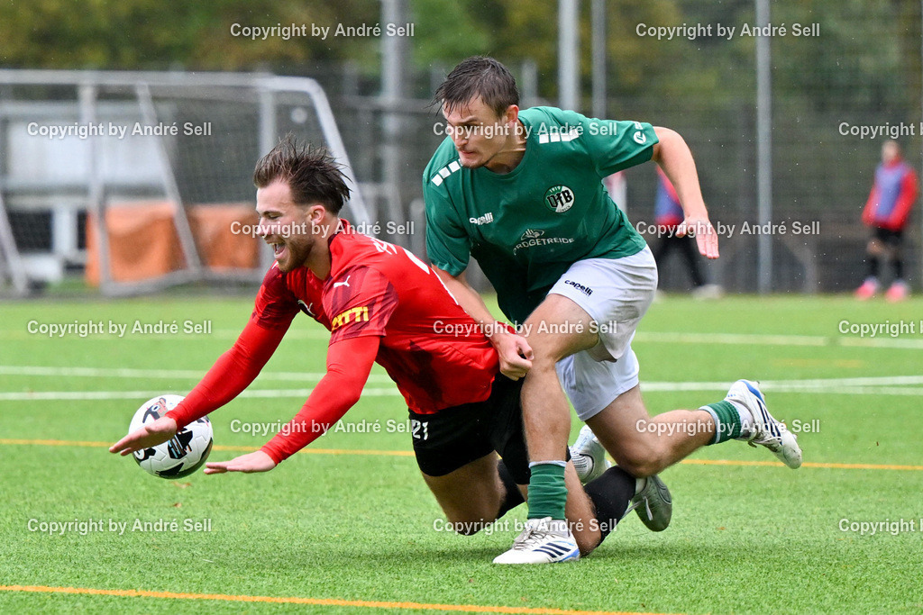 FC Kilia Kiel vs VfB Lübeck II - U21 | Luca Senger (Kilia #21) vs Maximilian Aberger (Lübeck #5) / Fußball-Oberliga Männer 2026/2027 / FC Kilia Kiel vs VfB Lübeck II - U21 / Kilia Sportplatz / Kiel / 10.10.26 - Realisiert mit Pictrs.com