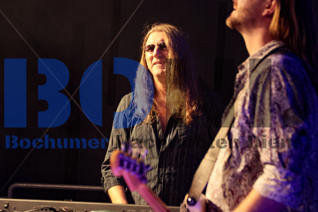 Purple Rising  {date} -  | {headline}(Foto: Sebastian Sendlak / BOND) - Realisiert mit Pictrs.com