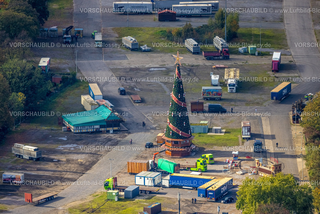 Herne241015980 | Luftbild, Weihnachtsmarkt Aufbau auf dem Cranger Kirmesplatz mit großem 45 Meter hohen Weihnachtsbaum und Hütten, Unser Fritz, Herne, Ruhrgebiet, Nordrhein-Westfalen, Deutschland