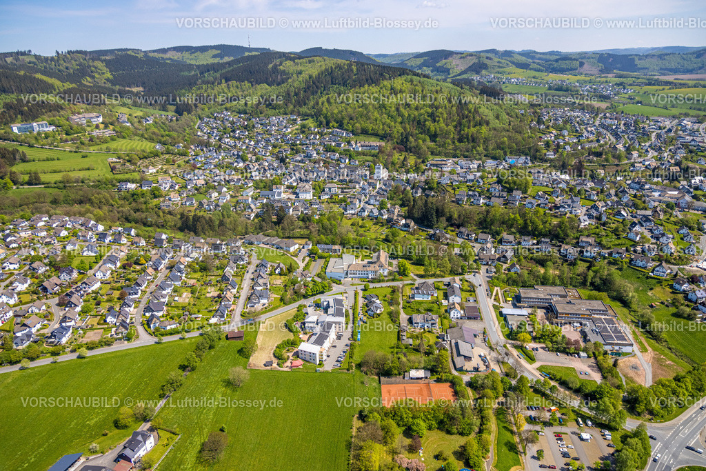 Schmallenberg240505164BadFredeburg | Luftbild, Ortsansicht und Wohngebiet, Musikbildungszentrum Südwestfalen, Seniorencentrum St.Raphael, Erich Kästner-Realschule, Tennisplätze TC Bad Fredeburg, Pfarrkirche St. Georg, Bad Fredeburg, Fredeburg, Schmallenberg, Sauerland, Nordrhein-Westfalen, Deutschland