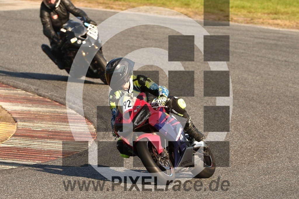 0092-20250909_13303 | Schöne Erinnerungen an spannende Momente - das festzuhalten ist unser Job. PIXELrace.de ist seit 2003 auf den Rennstrecken Europas unterwegs um die Action draußen beim Fahren und die wunderbare Stimmung imm Fahrerlager für euch einzufangen.