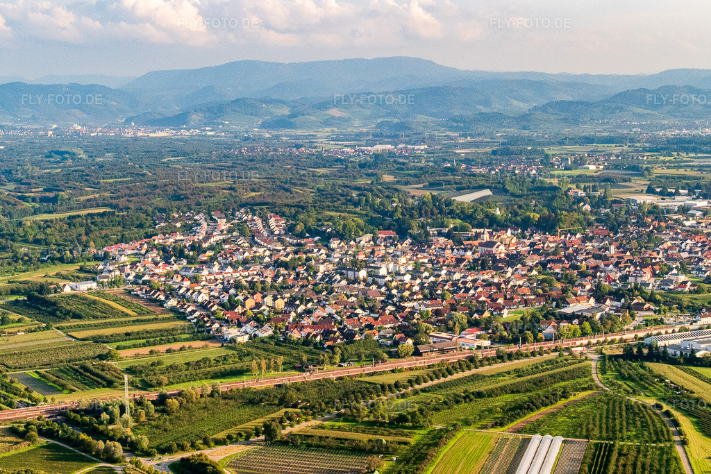 Luftbild: Ortsansicht von Westen in Renchen im Bundesland Baden-Württemberg in Deutschland. Foto: P1010073.jpg vom 15.09.2014 durch Werner Riehm/FLY-FOTO.deAuflösung des Originals: 5249 x 3499 px