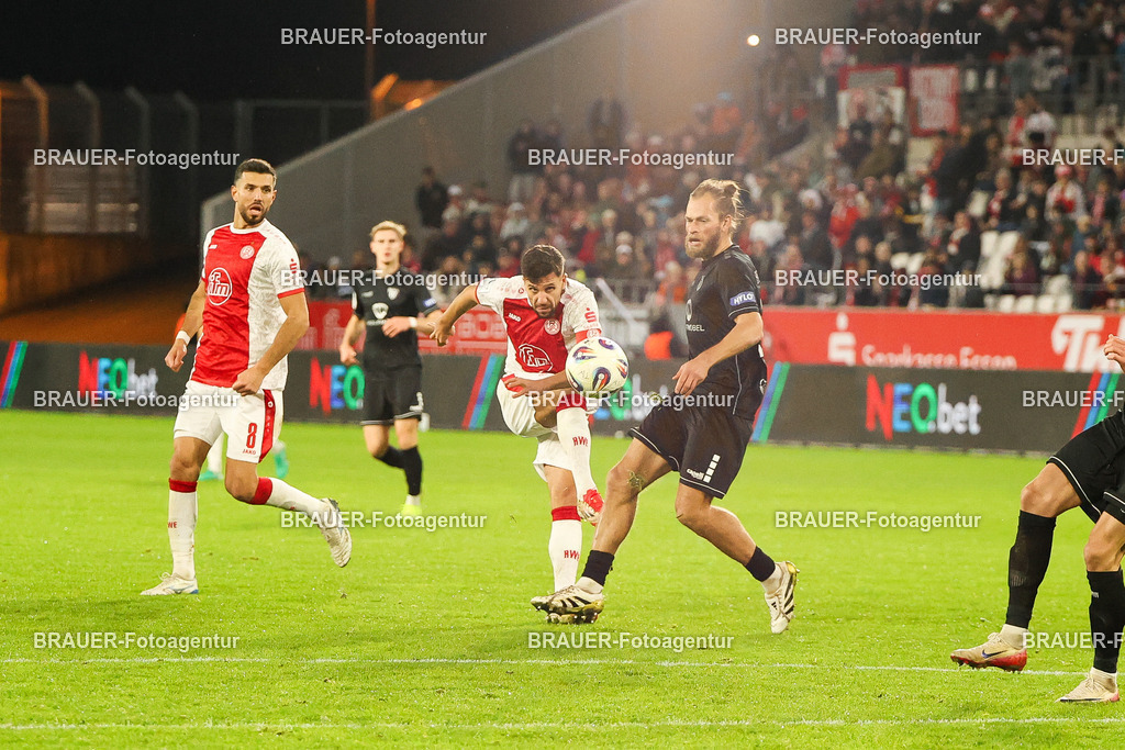 Rot-Weiss Essen - 1.Fc Schweinfurt | Essen, Deutschland, 02.11.2025 Ahmet Arslan  (Rot-Weiss Essen) in Action während des 3.Liga Spiels zwischen  Rot-Weiss Essen und 1.Fc Schweinfurt am 02.11.2025 im Stadion an der Hafenstraße in Essen. (Foto von Timo Bluhmki-Schmidt/Brauer Fotoagentur