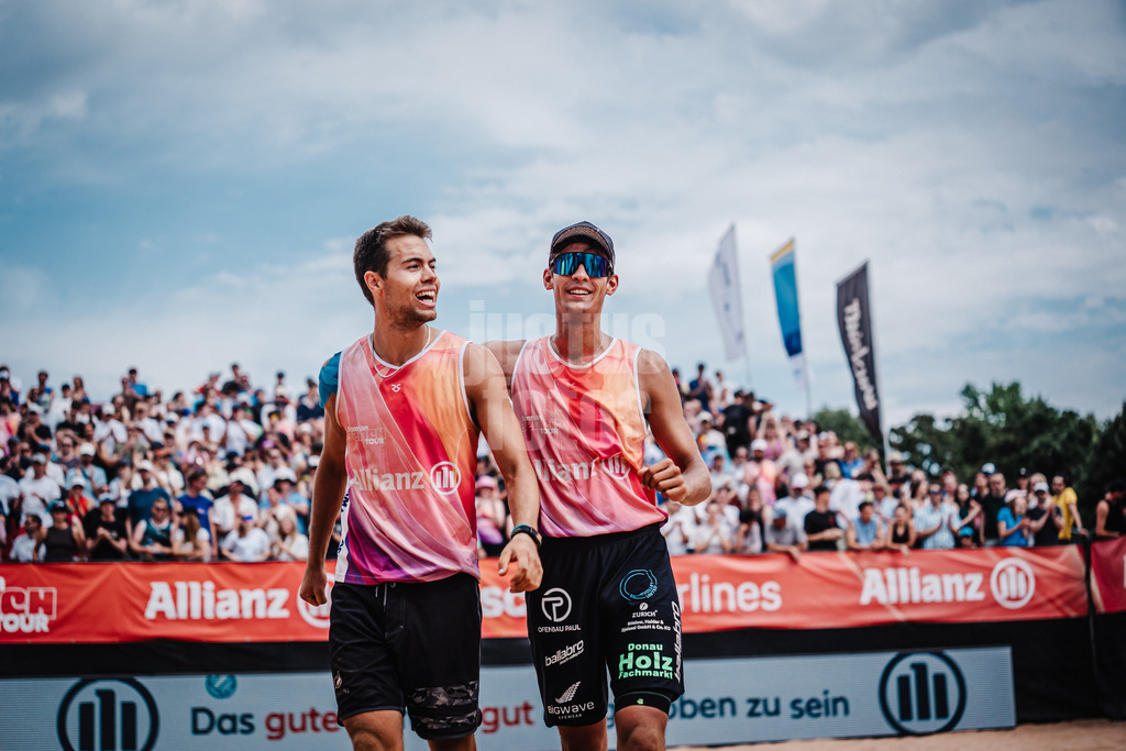 Beachvolleyball | Männer | Allianz German Beach Tour 2025 | Tourstop München | 06.07.2025 | v.l. Yannick Bibelriether und Valentin Schneckenburger jubeln nach dem Sieg