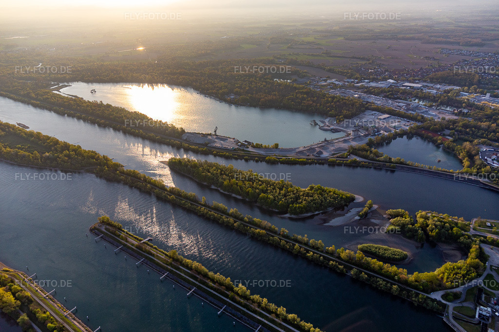 Luftbild: Centrale hydroelectrique EDF de Gambsheim. Rheinschleusse Freistett im Ortsteil Freistett in Rheinau im Bundesland Baden-Württemberg in Deutschland. Foto: IMG_126544.jpg vom 25.04.2021 durch Werner Riehm/FLY-FOTO.de