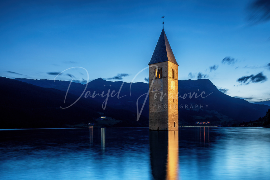 Reschensee | Der Kirchturm von Graun in der Dämmerung