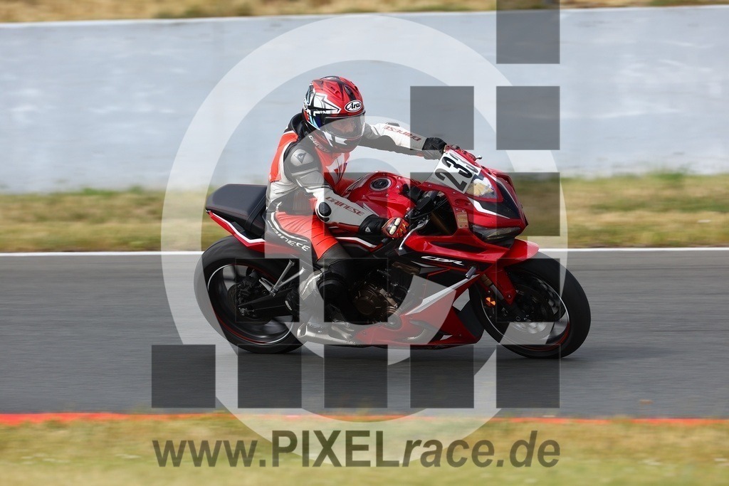 0233-20250616_03396 | Schöne Erinnerungen an spannende Momente - das festzuhalten ist unser Job. PIXELrace.de ist seit 2003 auf den Rennstrecken Europas unterwegs um die Action draußen beim Fahren und die wunderbare Stimmung imm Fahrerlager für euch einzufangen.