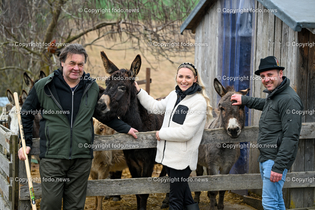 Gnadenhof Wiesmayrgut_ Familie Fuchsberger_ Gunskirchen_ 05.03.2024-22 | 05.03.2024, Gunskirchen, AUT, Gnadenhof Wiesmayrgut, Familie Fuchsberger, im Bild Hansi Fuchsberger, Denise Prueckl und Pascal Kitzmueller mit Esel