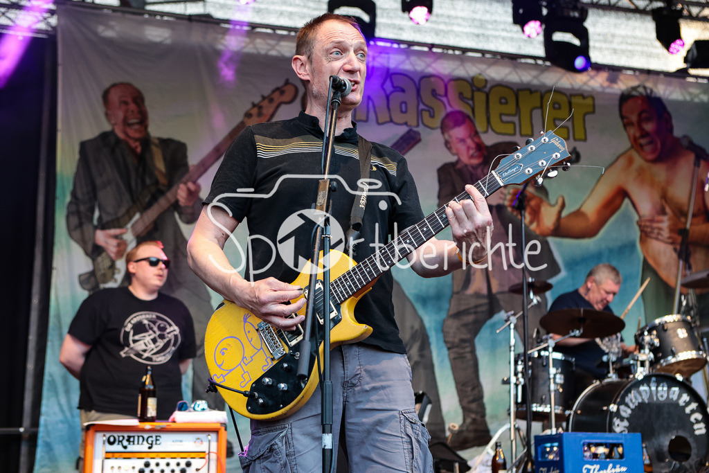 Sommer am Kiez | Nikolaj "Sonnenscheisse" von der Band "Die Kassierer" beim Auftritt auf dem Augsburger Festival "Sommer am Kiez" an der Gitarre / Livemusik / Konzert / Musik / Laut / Punk / Punkmusik / Gitarrist
