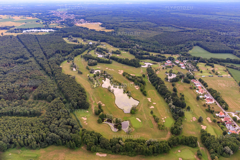 Vue aérienne: Étangs et greens du club de golf de Baden-Baden Soufflenheim à Soufflenheim dans le département Bas Rhin, France – .Photo: IMG_107884.jpg prise le 14/06/2018 par Werner Riehm/FLY-FOTO.eu – Résolution de l'original: 5078 x 3385 px