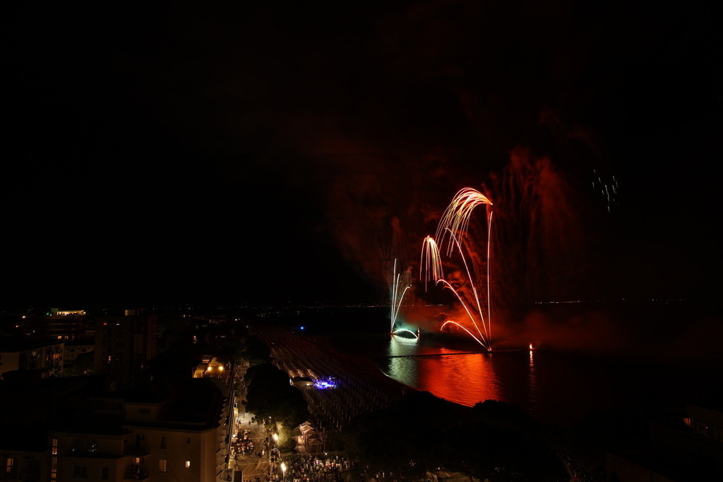 Ferragosto Fireworks in Grado, Italy | GRADO, ITALY, 15.AUG.26 - FIREWORKS - Ferragosto fireworks over the Adriatic Sea in Grado, Italy. Colorful fireworks light up the night sky above the beach, coastline and waterfront during the traditional summer celebration. - Realisiert mit Pictrs.com