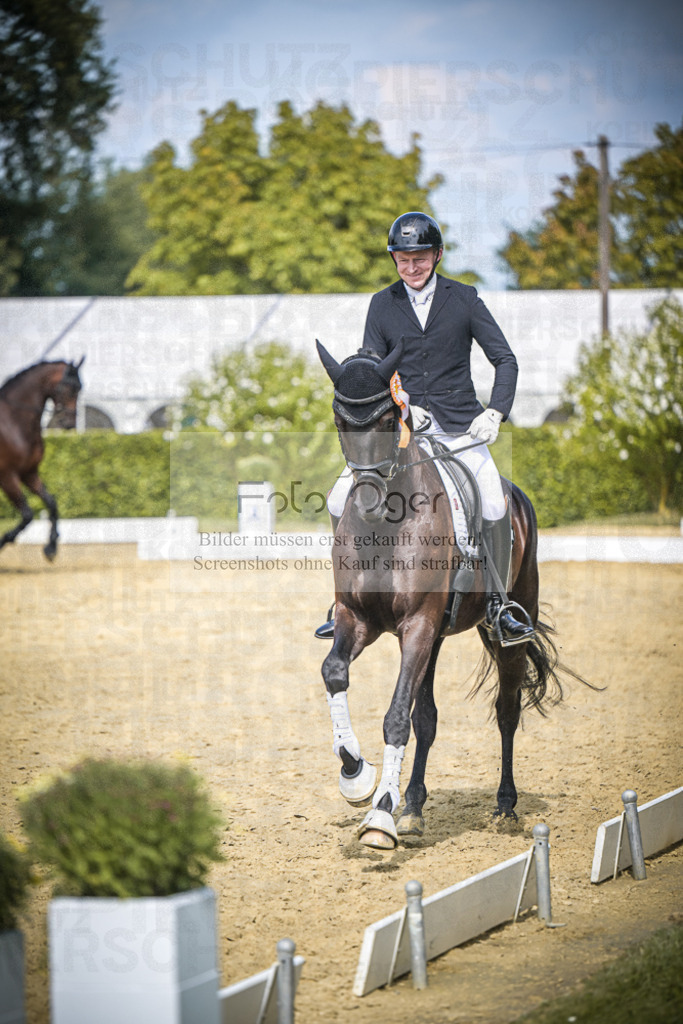 DOS_4386 | Entdecke hochwertige Reitturnierfotos von Foto Oger. Professionell, emotional und authentisch – jetzt Lieblingsmomente im Shop bestellen.Deutschlandweite Turnierfotografie. - Realisiert mit Pictrs.com