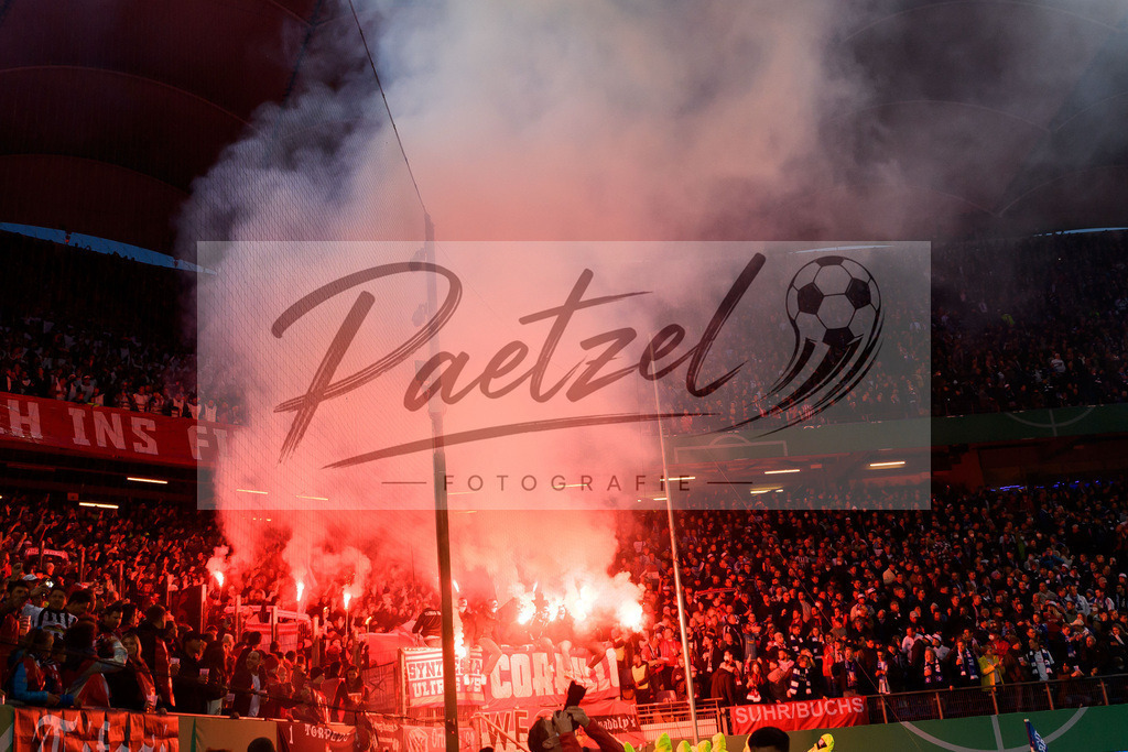 HSVSCF20220419_065 | Fussball, Herren: . Fans von SC Freiburg beim DFB-Pokal-Halbfinalspiel zwischen Hamburger SV und SC Freiburg im Volksparkstadion am 19.04.2022 in Hamburg, Deutschland.DFB / DFL REGULATIONS PROHIBIT ANY USE OF PHOTOGRAPHS AS IMAGE SEQUENCES AND/OR QUASI-VIDEO. - Realisiert mit Pictrs.com