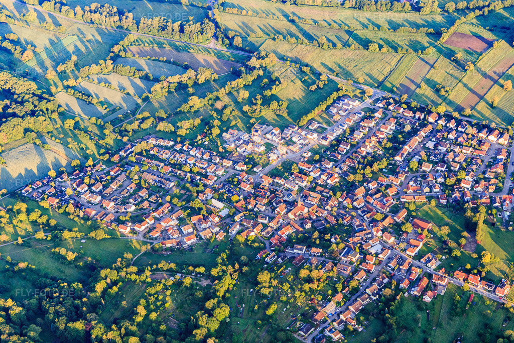 Ortsansicht aus Westen | Luftbild: Ortsansicht aus Westen im Ortsteil Oberweier in Ettlingen im Bundesland Baden-Württemberg in Deutschland. Foto: IMG_114328.jpg vom 30.05.2019 durch Werner Riehm/FLY-FOTO.de - Realisiert mit Pictrs.com