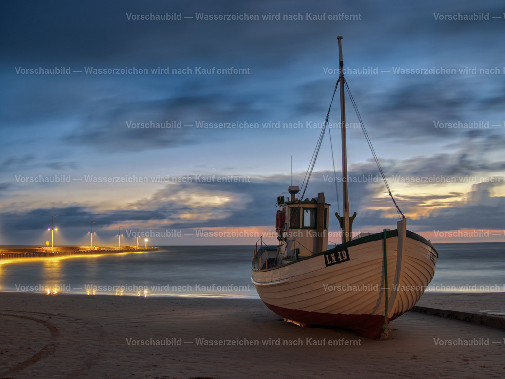 Blaue Stunde über den Fischerbooten am Strand von Løkken. | Wunderschöne Lichtstimmung zum Sonnenuntergang am Strand von Løkken. Die Fischerboote auf dem Sand passen perfekt zur Jammerbucht in Dänemark