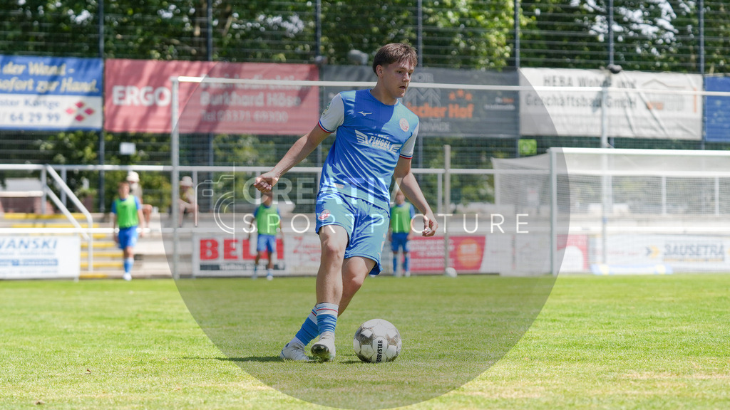 Fußball, Herren, Saison 2025/2026, 3. Luckenwalder Turmpokal, Werner-Seelenbinder-Stadion Luckenwalde, Spiel: FSV 63 Luckenwalde vs. F.C. Hansa Rostock U19,  | Fußball, Herren, Saison 2025/2026, 3. Luckenwalder Turmpokal, Werner-Seelenbinder-Stadion Luckenwalde, Spiel: FSV 63 Luckenwalde vs. F.C. Hansa Rostock U19,  Im Bild: Oskar Kowalewski (Rostock) - Realisiert mit Pictrs.com