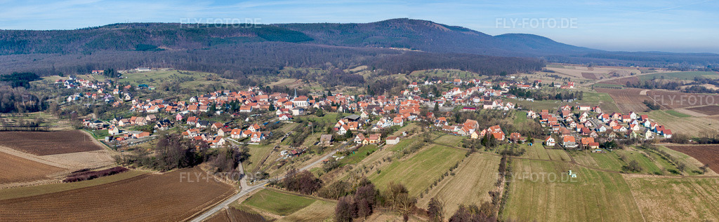 Luftbild: Panorama Perspektive landwirtschaftlichen Feldern und Nutzflächen in Lampertsloch im Bundesland Bas-Rhin in Frankreich. Foto: IMG_37417-Bearbeitet.jpg vom 07.02.2011 durch Werner Riehm/FLY-FOTO.de – Auflösung des Originals: 8950 x 2770 px