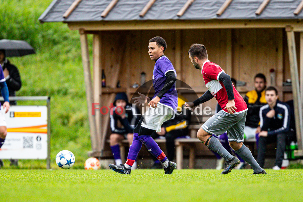 SG Hungerbach gegen FC Wildsteig/Rottenbuch | Fußball Kreisliga Herren Oberbayern Zugspitze Gruppe 1 2024/25, SG Hungerbach gegen FC Wildsteig/Rottenbuch, 20241005,Lenny PETRISIC (SG Hungerbach 18) in Aktion,2024-10-05 in Huglfing (Sportpark Huglfing), Lenny PETRISIC (SG Hungerbach 18)Copyright: WolfgangxLindner www.foto-lindner.de