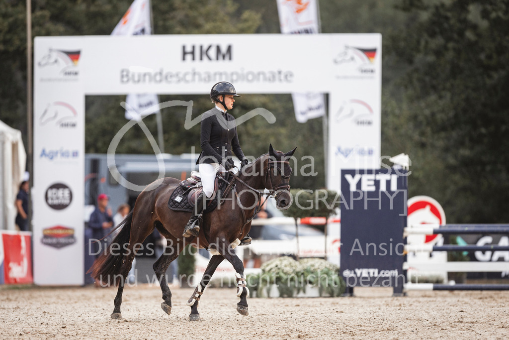 240906_BuCha_PonyA-5j-106 | Deine schönsten Turniermomente als professionelle Fotos! Entdecke hochwertige Pferdesport-Fotografie im Online-Shop. Jetzt Fotos finden & bestellen!