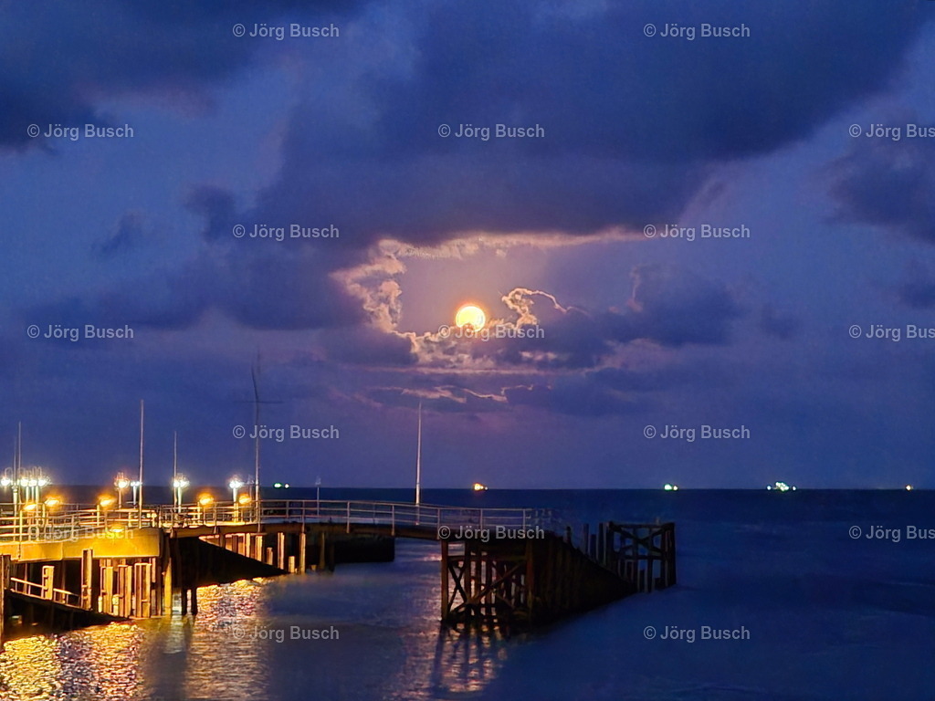 Landungsbrücke bei Vollmond | Dieser Shop bietet Fotos und Videos aus den Bereichen Fallschirmspringen, Landschaft und Luftbild - Realizzato con Pictrs.com