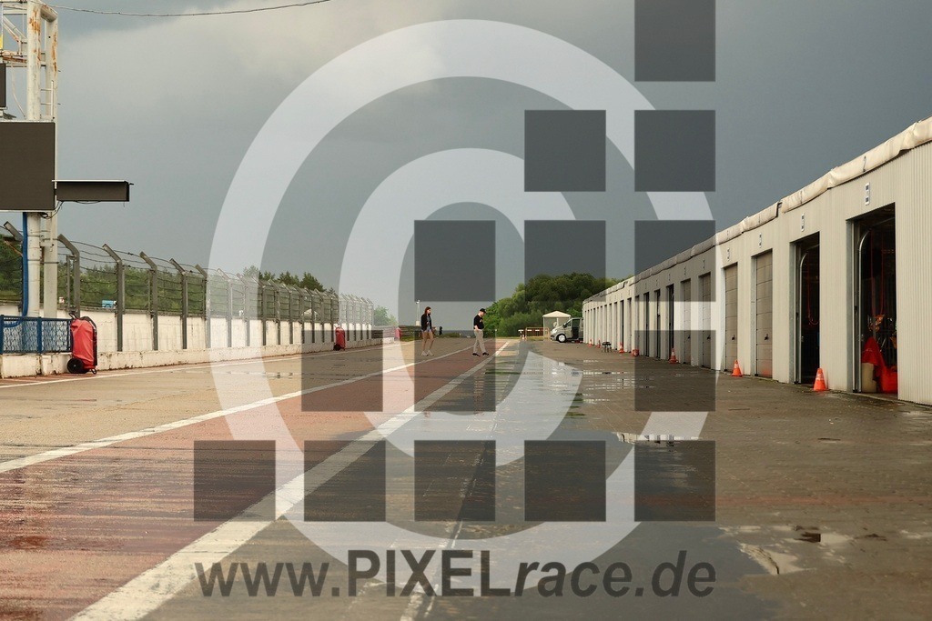 social-20240604_33476 | Schöne Erinnerungen an spannende Momente - das festzuhalten ist unser Job. PIXELrace.de ist seit 2003 auf den Rennstrecken Europas unterwegs um die Action draußen beim Fahren und die wunderbare Stimmung imm Fahrerlager für euch einzufangen.