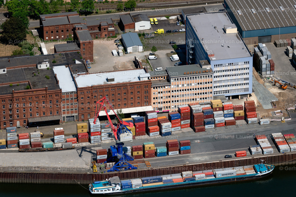 4029427 | BREMEN 01.06.2020 Containerterminal im Containerhafen des Binnenhafen an der Weser mit Gewerbegebäuden an der Straße Fabrikenufer in Bremen, Deutschland. // Container Terminal in the port of the inland port on of Weser with Gewerbegebaeuden on Strasse Fabrikenufer in Bremen, Germany. Foto: Gerhard Launer