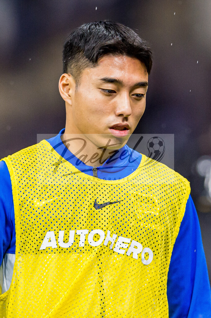 HERBOC20220204_261 | Fussball, Herren: Dong-jun Lee (Hertha BSC) schaut bei dem Spiel der 1. Bundesliga zwischen Hertha BSC und VfL Bochum im Olypiastadion am 04.02.2022 in Berlin, Deutschland.DFB / DFL REGULATIONS PROHIBIT ANY USE OF PHOTOGRAPHS AS IMAGE SEQUENCES AND/OR QUASI-VIDEO. - Realisiert mit Pictrs.com