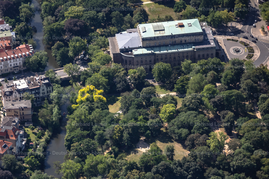 4035549 | BRAUNSCHWEIG 31.07.2020 Parkanlage "Theaterpark" am Gebäude des Konzerthauses und Theater- Schauspielhauses "Staatstheater Braunschweig" an der Straße Theaterwall in Braunschweig im Bundesland Niedersachsen, Deutschland. // Park of "Theaterpark" at the building of the concert hall and theater playhouse "Staatstheater Braunschweig" in Brunswick in the state Lower Saxony, Germany. Foto: Gerhard Launer