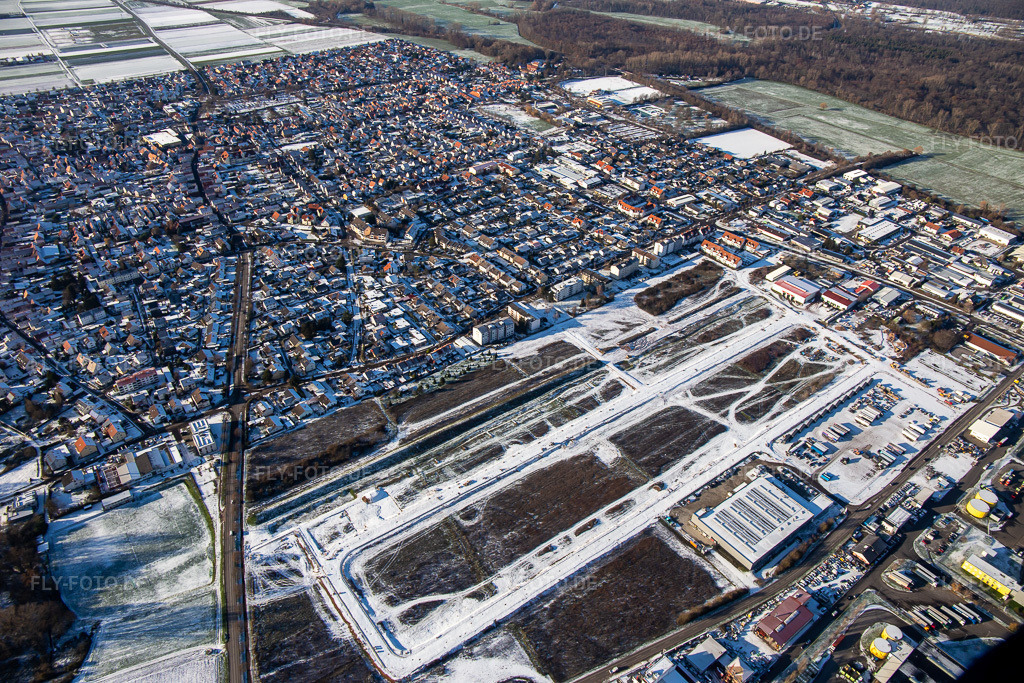 Luftbild: Ortsansicht von Südosten im Winter bei Schnee in Offenbach an der Queich im Bundesland Rheinland-Pfalz in Deutschland. Foto: IMG_135563.jpg vom 16.12.2022 durch Werner Riehm/FLY-FOTO.de
