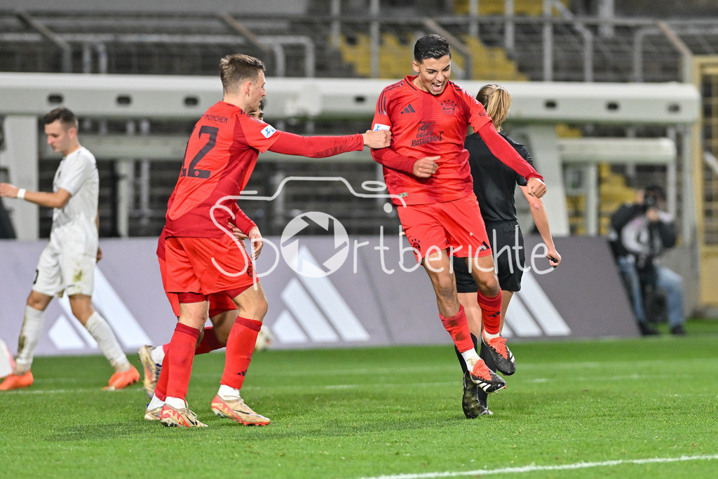 FC Bayern Amateure - TSV Schwaben Augsburg | Jubel der Bayern Amateure nach dem Treffer zum 3-0 durch Davide Dell´ERBA (FC Bayern München II #3) / Freude / Happy / Tor / Torschuetze / Regionalliga Bayern: FC Bayern Muenchen II - TSV Schwaben Augsburg, Gruenwalder Stadion am am 25.10.2024