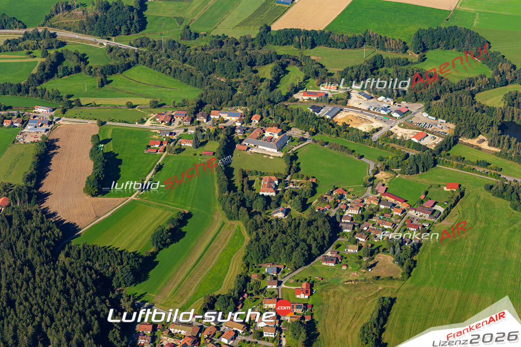 Die Luftaufnahme Simpering - Hohenwarth wurde 2021 mittels Flugzeug (keine Drohne) erstellt. Hohe Auflösung -für große Poster und Wandbilder geeignet!