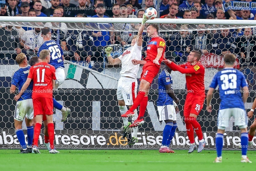 S0413092501081 | 13.09.2025, Fußball, FC Schalke 04 - Holstein Kiel, 5.Spieltag, 2. Fußball Bundesliga, Veltins-Arena Gelsenkirchen, Saison 2025 2026: Torwart Jonas Krumrey (Holstein Kiel #21) und Carl Johansson (Holstein Kiel #05) verteidigen im Strafraum STrafraumaktion Eckball DFB regulations prohibit any use of photographs as image sequences and or quasi-video.