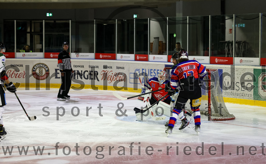 2022-09-09_037_TSV_Erding_gegen_Deggendorfer_SC | Erding, Deutschland, 09.09.2022:
Eishockey, Bayernliga 2022 / 2023, Testspiel, TSV Erding gegen Deggendorfer SC, Endergebnis: 2:5

Torwart Timo Pielmeier (Deggendorfer SC, #51), Julian-Maximilian Elsberger (Deggendorfer SC, #17)

Foto: Christian Riedel / fotografie-riedel.net