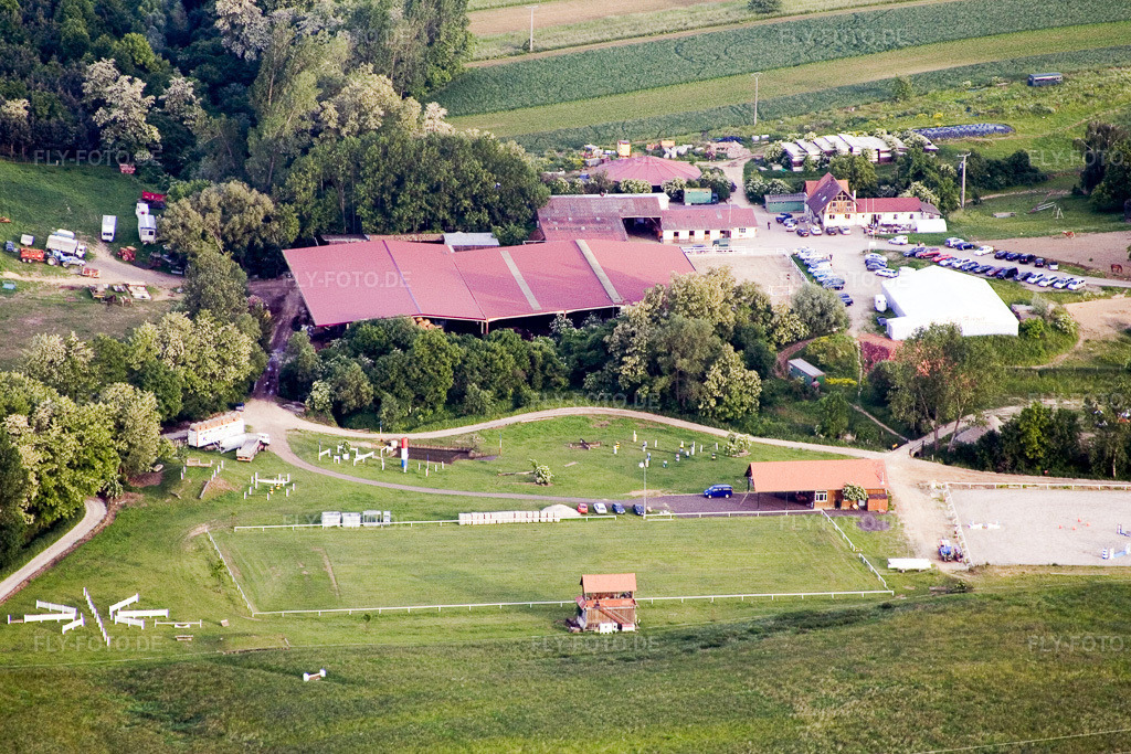 Luftbild: Pferdehof in Scheibenhard im Bundesland Bas-Rhin in Frankreich. – Foto: IMG_2393.jpg vom 04.06.2006 durch Werner Riehm/FLY-FOTO.de – Auflösung des Originals: 3456 x 2304 px
